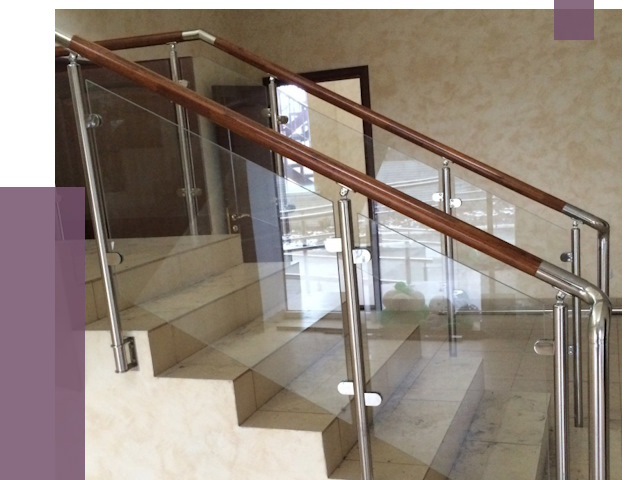 Комбинированные перила из металла и дерева в Бирске